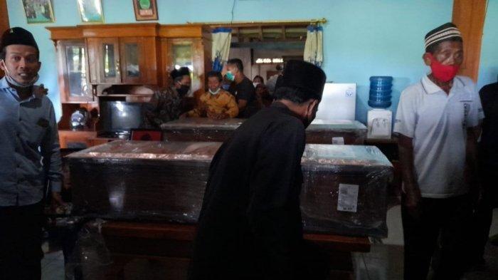 Ayah korban, Wagiyo bersimpuh di depan peti kedua anaknya yang tewas dalam kecelakaan pesawat Sriwijaya Air SJ182, Minggu (31/1/2021). Orang tua korban, Wagiyo tak kuasa menahan air matanya ketika melihat kedua putranya telah tiada
