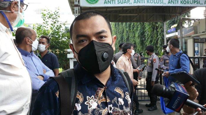 Anggota tim kuasa hukum Rizieq Shihab, Aziz Yanuar saat memberi keringanan terkait pleidoi di Pengadilan Negeri Jakarta Timur, Rabu (19/5/2021).