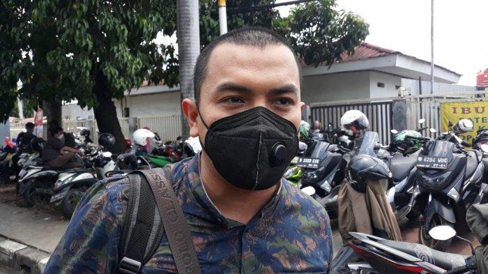 Anggota tim kuasa hukum Rizieq Shihab, Aziz Yanuar saat memberi keterangan terkait tanggapan JPU atas eksepsi kasus dugaan tindak pidana karantina kesehatan di Pengadilan Negeri Jakarta Timur, Rabu (31/3/2021).