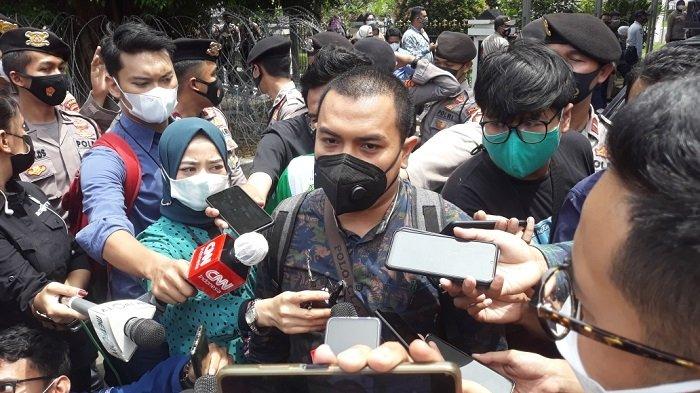 Anggota tim kuasa hukum Rizieq Shihab, Aziz Yanuar saat memberi keterangan terkait hasil sidang putusan sela di Pengadilan Negeri Jakarta Timur, Selasa (6/4/2021).