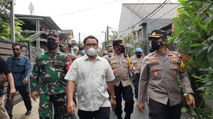 Suasana pemberian sembako yang dilakukan petugas gabungan di Kampung Tangguh Jaya RW 9 Kelurahan Penggilingan, Cakung, Jakarta Timur, Selasa (19/1/2021)