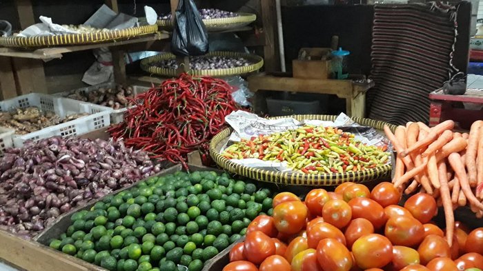 Bahan Pokok di Pasar Agung Depok.
