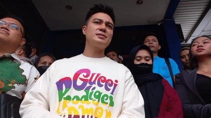 Baim Wong ditemui usai melaporkan kasus penipuan berkedok giveaway yang mencatut namanya di Polda Metro Jaya, Selasa (17/1/2023).