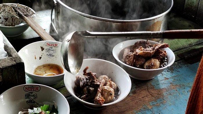 Bakso Kuah Hitam Pakde Bewok di kawasan Beji Timur, Kota Depok, Jawa Barat, Senin (31/5/2021).