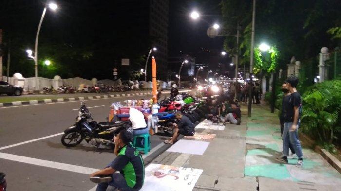 Sejumlah pesepeda motor berkumpul untuk balapan liar, di Jalan Medan Merdeka Timur, Jakarta Pusat, Jumat (11/12/2020) dini hari.