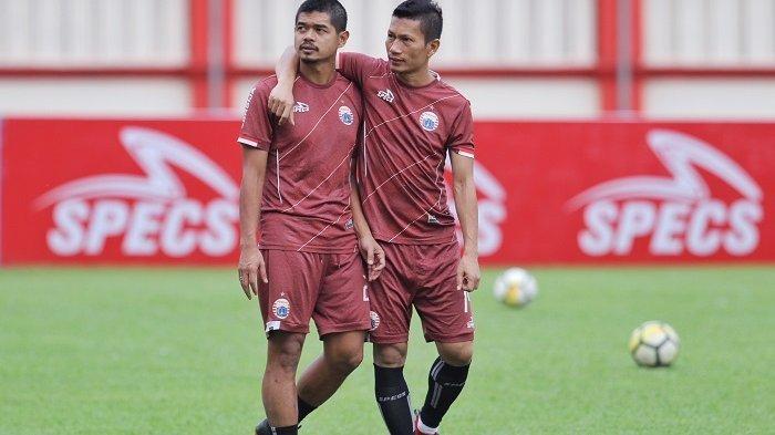 Bambang Pamungkas dan Ismed Sofyan di sela-sela latihan Persija Jakarta, Jumat (29/6/2018) di Stadion PTIK (Perguruan Tinggi Ilmu Kepolisian).