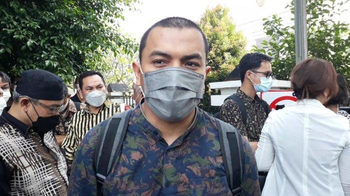 Anggota tim kuasa hukum Rizieq Shihab, Aziz Yanuar saat memberi keterangan di Pengadilan Negeri Jakarta Timur, Kamis (3/6/2021).
