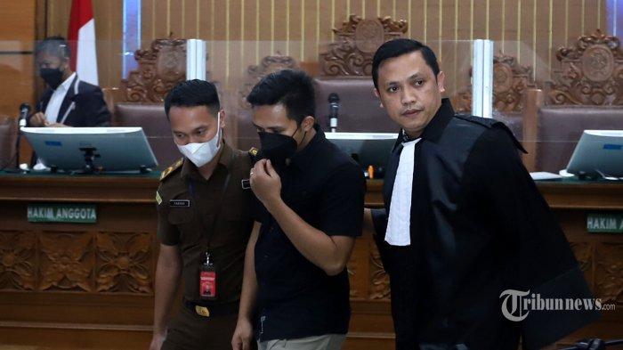 Terdakwa kasus pembunuhan Brigadir Nofriansyah Yosua Hutabarat atau Brigadir J, Bharada Richard Eliezer Pudihang Lumiu atau Bharada E (tengah) didampingi kuasa hukumnya, Ronny Talapessy (kanan). Kuasa hukum Bharada E Ronny Talapessy meminta kepada 12 saksi yang akan diperiksa dalam sidang hari ini, Senin (31/10/2022) untuk berkata jujur.