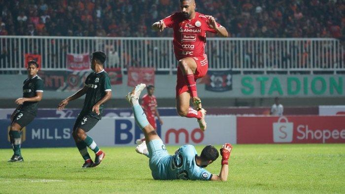 Penyerang Persija Jakarta, Abdulla Yusuf Helal melompati kiper Persikabo 1973 di laga lanjutan Liga 1 yang digelar di Stadion Pakansari, Bogor, Minggu (14/8/2022).