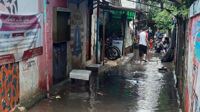 Banjir di Kuningan Barat sudah mulai surut, warga bersihkan sisa-sisa genangan air dan lumpur, Minggu (21/2/2021).