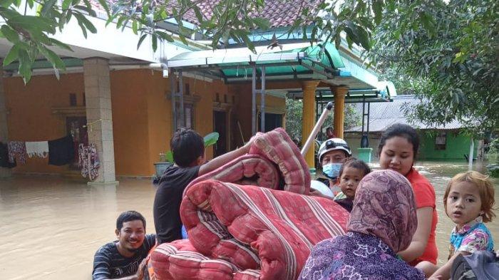 Tanggul jebol memicu banjir beberapa desa di wilayah Kabupaten Bekasi, Provinsi Jawa Barat. Banjir terpantau pada Minggu (21/2), pukul 01.00 WIB.