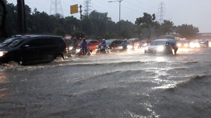 Banjir yang merendam di Jalan DI Panjaitan, Kecamatan Jatinegara, Jakarta Timur, Jumat (12/11/2021).
