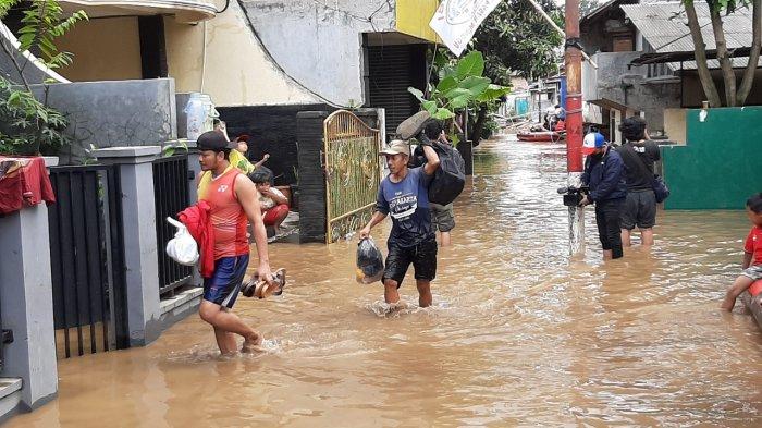 Banjir yang merendam permukiman warga di kawasan Pejaten Timur, Pasar Minggu, Jakarta Selatan, Senin (8/2/2021).