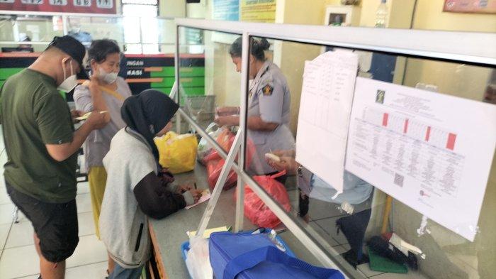 Petugas sipir melakukan pemeriksaan terhadap barang bawaan keluarga yang melakukan kunjungan napi secara tatap muka di Lapas Kelas IIA Bekasi di Jalan Pahlawan Bulak Kapal, Rabu (6/7/2022).
