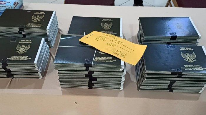 Barang bukti sampul buku nikah palsu yang diamankan dari sindikat pemalsu jaringan Jakarta-Subang.