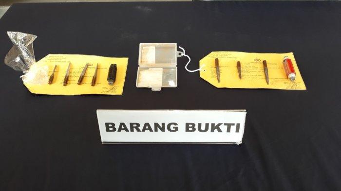 Barang bukti kunci leter T yang digunakan Muhammad Gafar (31) dan Faisal Akbar (22) saat mencuri sepeda motor saat dihadirkan di Mapolrestro Jakarta Timur, Rabu (6/1/2021).