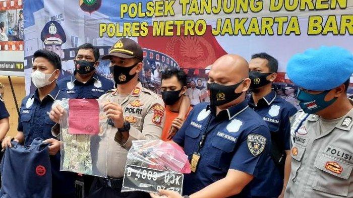 Polisi saat menunjukan barang bukti dari dua penjahit yang beralih jadi pencuri motor, Senin (12/10/2020).