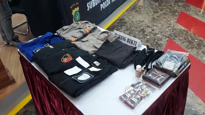 Sejumlah barang bukti tersangka yang mengaku sebagai polisi gadungan di Mapolda Metro Jaya, Kebayoran Baru, Jakarta Selatan pada Jumat (26/3/2021).