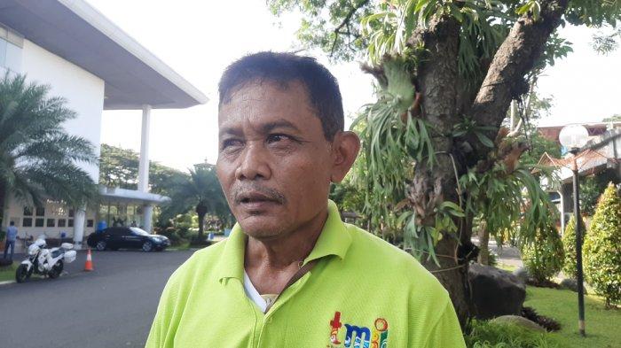 Barna, pekerja harian lepas di TMII, Jakarta Timur, Kamis (8/4/2021).