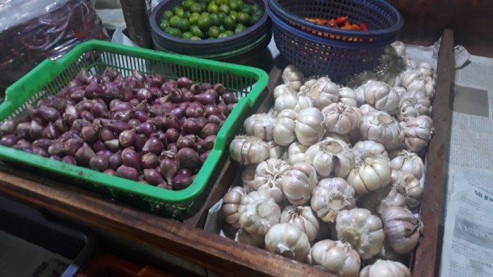 Bawang yang dijual di satu lapak pedagang di Pasar Jembatan Dua, Tambora Jakarta Barat, Senin (13/5/2019).