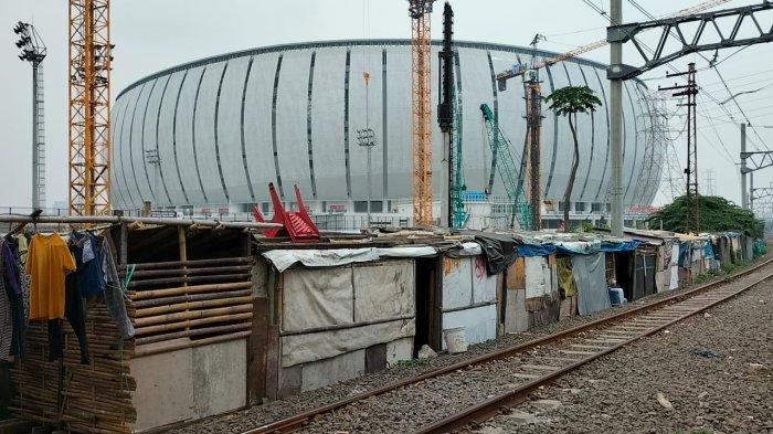 Bedeng-bedeng masih memenuhi area luar Jakarta International Stadium (JIS), Tanjung Priok, Selasa (14/6/2022), jelang selesainya proyek pembangunan stadion.