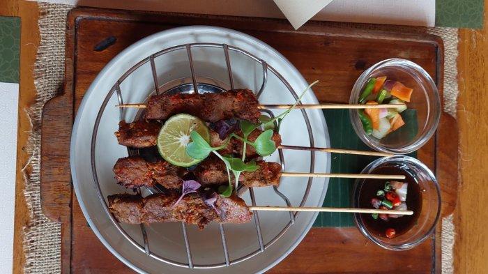 Beef Satay Rembiga merupakan kuliner khas Nusa Tenggara Barat yang dibuat dengan menggunakan kombinasi rempah-rempah yang memiliki citarasa manis, pedas, dan juga gurih.