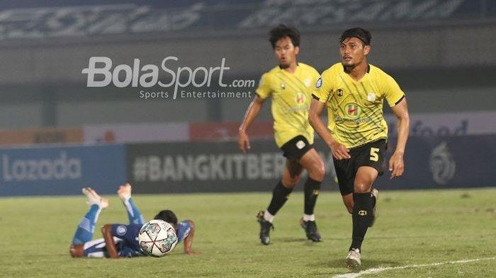 Bek Barito Putera, Dandi Maulana Abdulhaq, sedang mengejar bola dalam laga pekan pertama Liga 1 2021 di Stadion Indomilk, Arena, Tangerang, 4 September 2021.