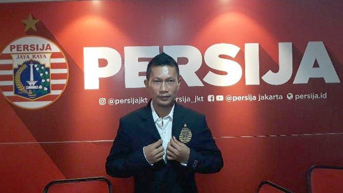 Bek kanan senior Persija Jakarta, Ismed Sofyan ketika mengumumkan kerja sama dengan klub La Liga Spanyol, Deportivo Alaves di Kantor Persija, Jakarta Selatan, Rabu (22/1/2020)
