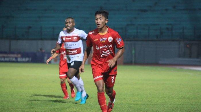 Bek muda Persija Jakarta, Ilham Rio Fahmi, beraksi dalam laga Madura United vs Persija Jakarta pada ajang Liga 1 2021-2022 pekan ke-8, Jumat (22/10/2021) malam WIB di Stadion Moch Soebroto, Magelang.