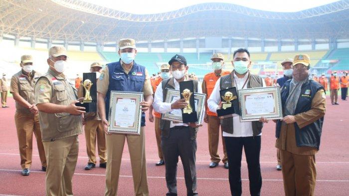 Wali Kota dan Wakil Wali Kota Bekasi bersama direksi PT BPRS Patriot di Stadion Patriot Candrabhaga Kota Bekasi, Senin (13/9/2021).