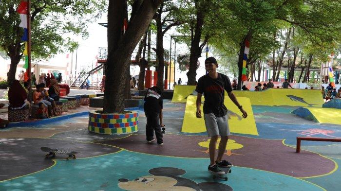 Sejumlah anak muda bermain skateboard di skatepark atau arena bermain skateboard Plaza Kabupaten, Pulau Pramuka, Kecamatan Kepulauan Seribu Utara.