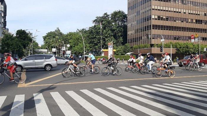 Warga dari dalam maupun luar DKI Jakarta tampak antusias bersepeda di Jalan MH Thamrin, Jakarta Pusat, pada Minggu (3/1/2021).