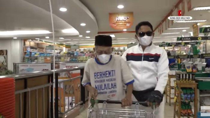 Dedi Mulyadi mengajak berbelanja kakek Anda, lansia yang mengaku berusia 121 tahun dan telah 7 kali menikah.