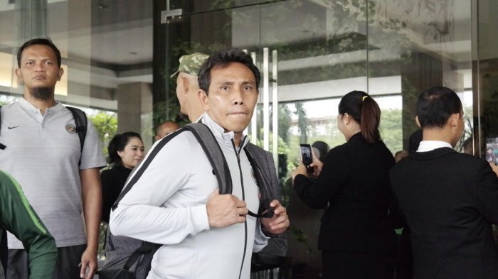 Pelatih kepala Timnas Indonesia, Bima Sakti Tukiman, saat bergegas meninggalkan hotel Grand Zuri, Cikarang, Jawa Barat, Selasa (6/11/2018).