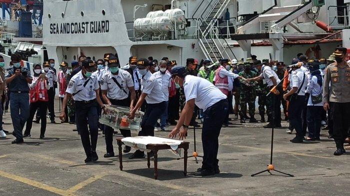 Black box CVR Sriwijaya Air SJ-182 saat dibawa ke Dermaga JICT II, Tanjung Priok, Jakarta Utara, Rabu (31/3/2021).