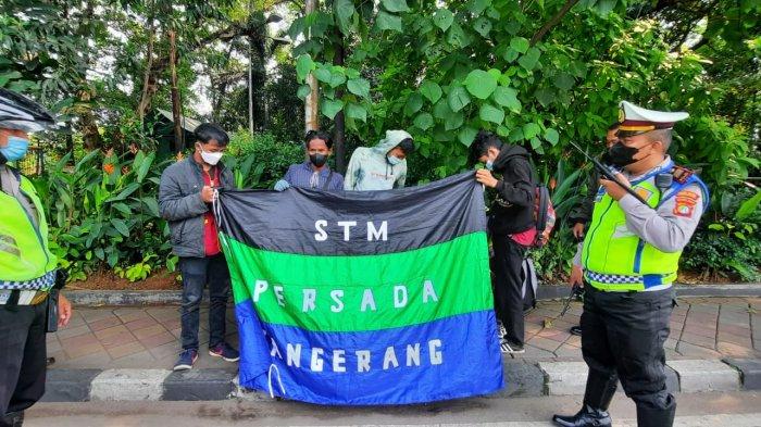 Sejumlah anak-anak di bawah umur yang diamankan Polres Metro Tangerang Kota karena akan bertolak ke DKI Jakarta untuk mengikuti demo, Senin (11/4/2022).