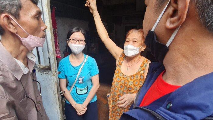 Warga lansia, Ince (65) bersedia terali rumahnya dipotong di Jalan Duri Selatan I, Tambora, Jakarta Barat pada Kamis (18/8/2022).