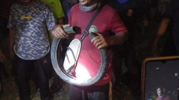 Tili warga asal Sragen, Jawa Tengah saat memperlihatkan anak dari Buaya Berkalung Ban, Senin (7/2/2022) malam