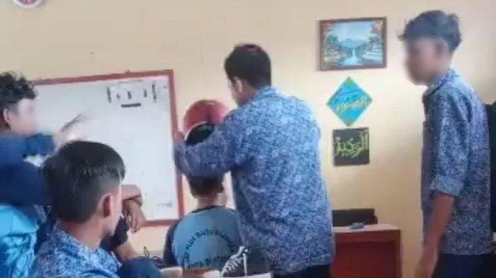 Di media sosial viral video yang merekam aksi bully atau perundungan sejumlah siswa terhadap teman sekelasnya di SMP Plus Baiturrahman. Kepsek menyebut sedang bermain tebak-tebakan.