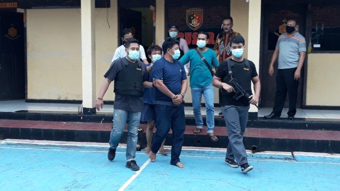 Hendra Supriyatna alias Indra (kanan) dan Muhammad Qhairul Fauzi alias Unyil (kiri) saat dihadirkan di Mapolsek Makasar, Jakarta Timur Rabu (16/12/2020).