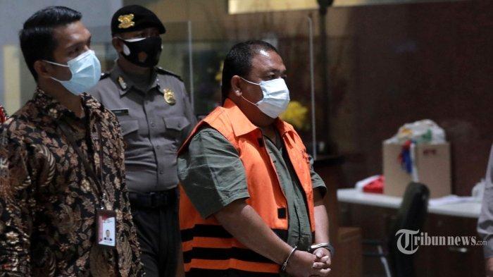 Bupati Langkat, Terbit Rencana Perangin-angin mengenakan rompi tahanan usai menjalani pemeriksaan di Gedung KPK, Jakarta Selatan, Kamis (20/1/2022) dini hari. KPK resmi menahan Bupati Langkat, Terbit Rencana Perangin-angin bersama lima orang lainnya yang terjaring operasi tangkap tangan (OTT) serta mengamankan barang bukti berupa uang sebesar Rp 786 juta terkait pekerjaan pengadaan barang dan jasa tahun 2020 sampai 2022 di Kabupaten Langkat, Sumatera Utara.