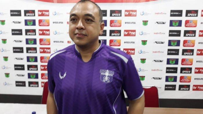 Bupati Tangerang, Ahmed Zaki Iskandar di stadion Benteng Taruna, Kelapa Dua, Tangerang, Minggu sore (25/11/2018)