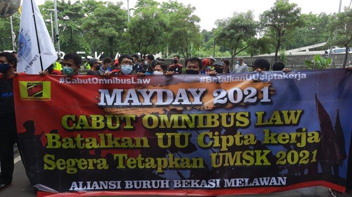 Buruh FSPMI Bekasi menggelar unjuk rasa peringatan May Day 2021 di depan Kantor Pemkot Bekasi, Sabtu (1/5/2021).