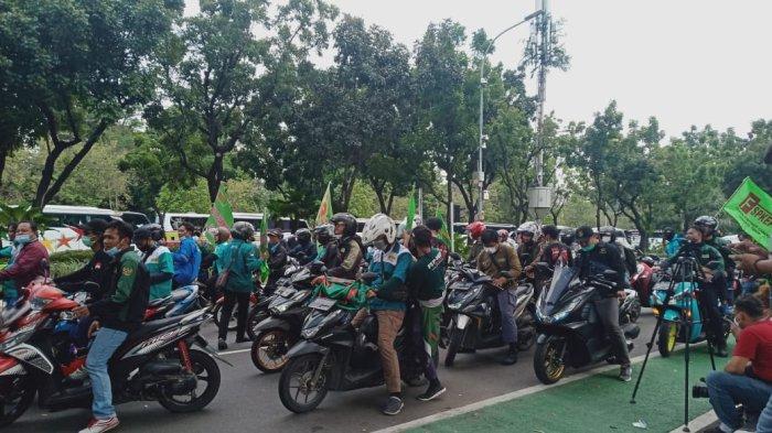 Massa buruh kembali kepung Balai Kota DKI, Jakarta Pusat, Rabu (8/12/2021).