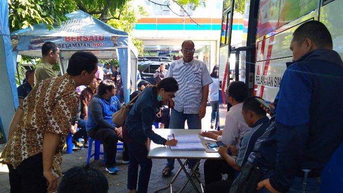 Suasana perpanjangan SIM di bus pelayanan SIM keliling, area kantor pos Lapangan Banteng, Jakarta Pusat, Selasa (30/7/2019).