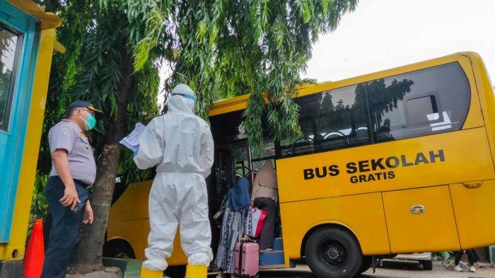 Bus sekolah Dinas Perhubungan DKI Jakarta yang dikerahkan mengangkut pasien terkonfirmasi ke tempat isolasi.