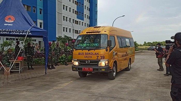Bus sekolah yang membawa pasien Covid-19 ke tempat isolasi Rusun Nagrak, Cilincing, Jakarta Utara, Senin (21/6/2021).