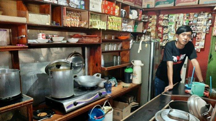 Cahyadi (22), pegawai Warung kopi (warkop) Parahiyangan Putra Kuningan di Cipete Selatan, Cilandak, Jakarta Selatan, Senin (15/3/2021). Warkop ini sempat didatangi Gubernur DKI Jakarta Anies Baswedan.
