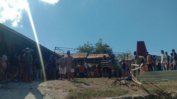 Suasana di rumah duka Camat Kota Waingapu, Dionisius Randjamuda di Mauliru, Kecamatan Kambera, Sumba Timur, Provinsi Nusa Tenggara Timur, Selasa 20 Juli 2021