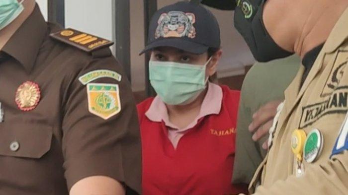 Catherine Wilson saat dibawa menuju mobil tahanan Kejari Depok, Selasa (17/7/2020). Catherine Wilson ditahan di Rutan Kelas I Depok selama 20 hari ke depan. Kasus narkotika yang menjerat artis sekaligus model ternama Catherine Wilson alias Keket mulai memasuki ranah pengadilan.
